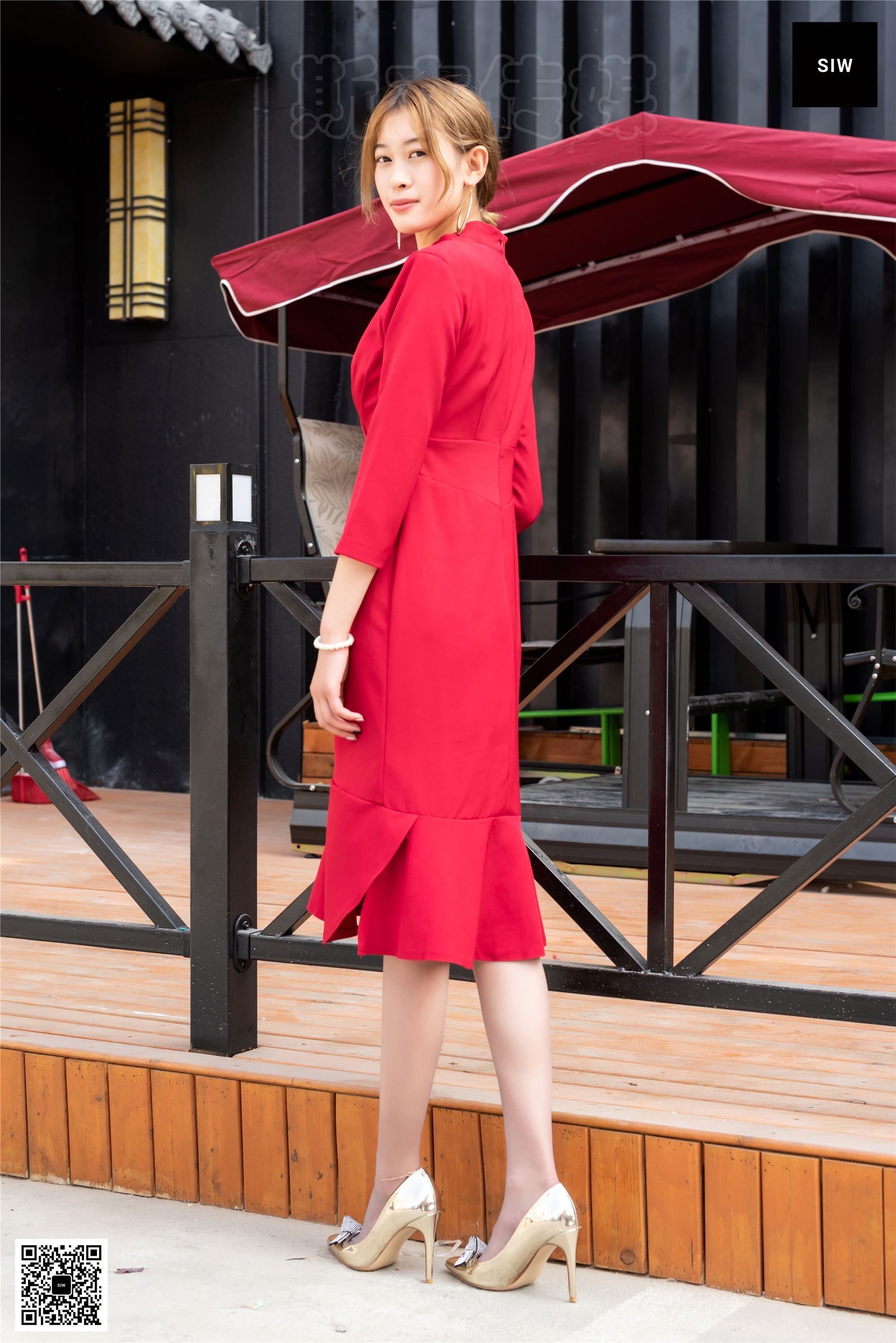 SIW斯文传媒 047 火红立领七分袖别致鱼尾裙 - 新芳